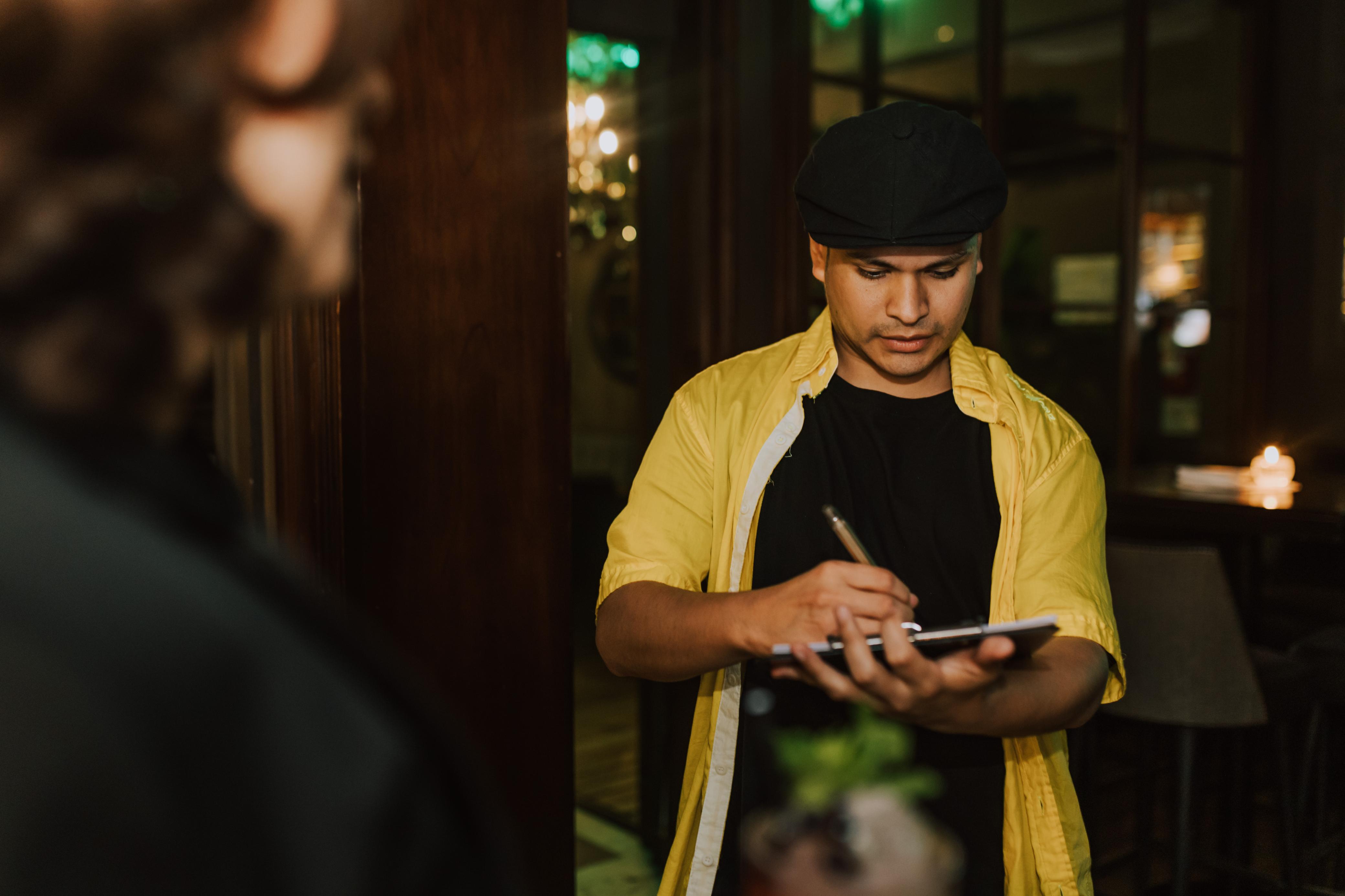 Artista concentrado mientras dibuja en un evento