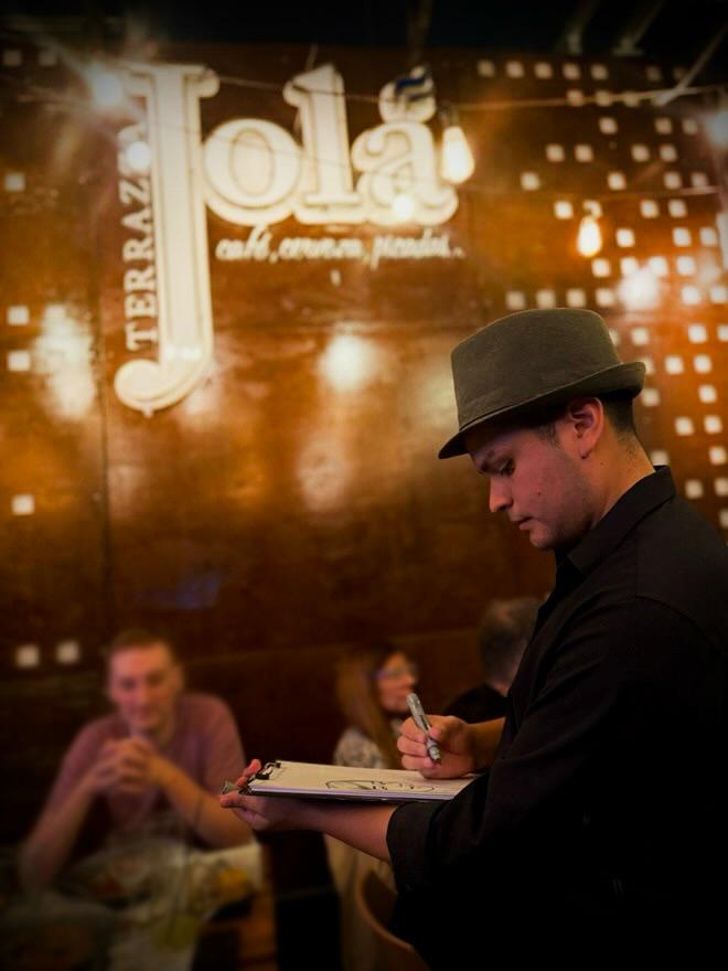 Artista dibujando durante una fiesta