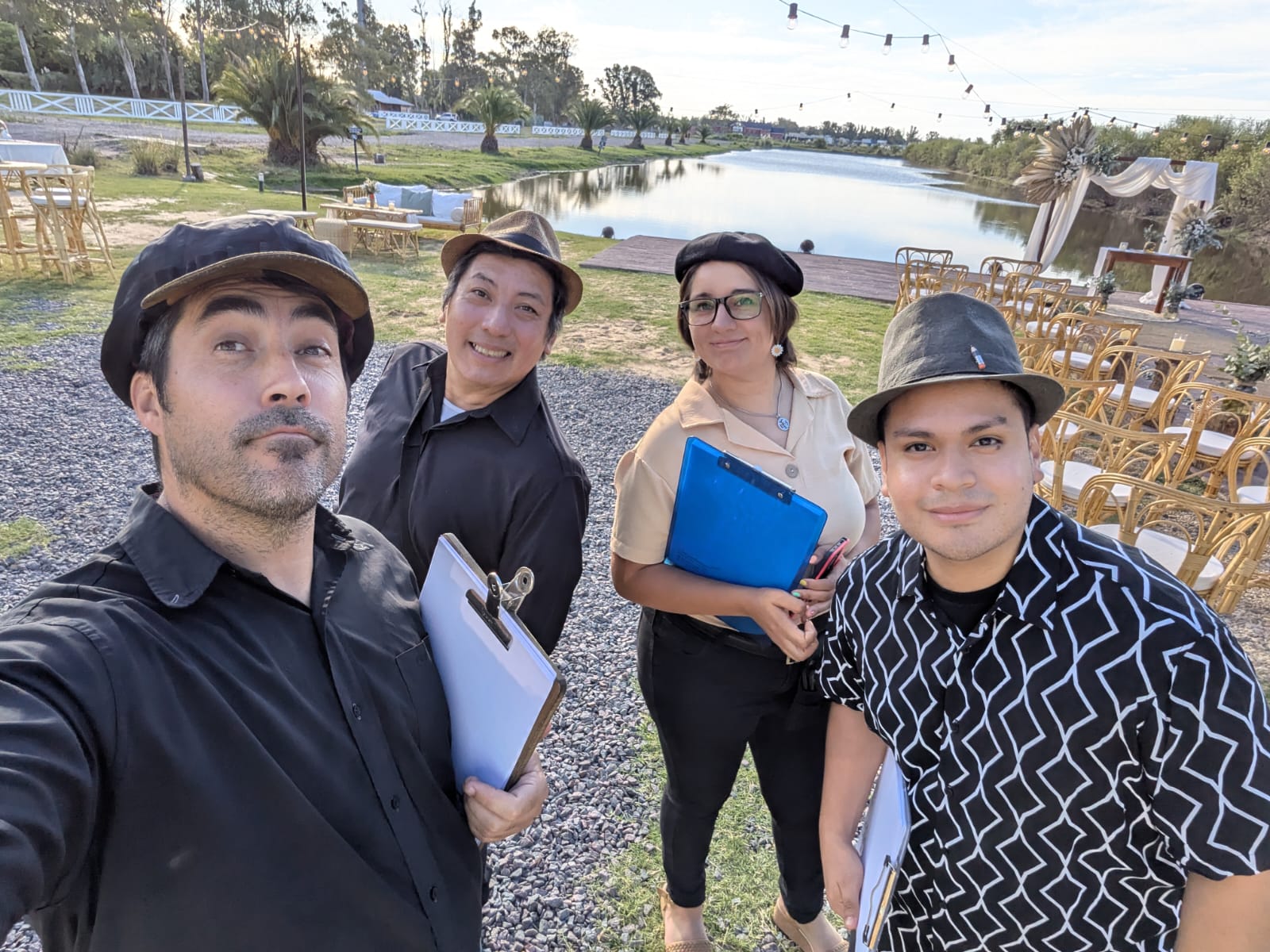 Cuatro artistas del equipo preparados para una celebración