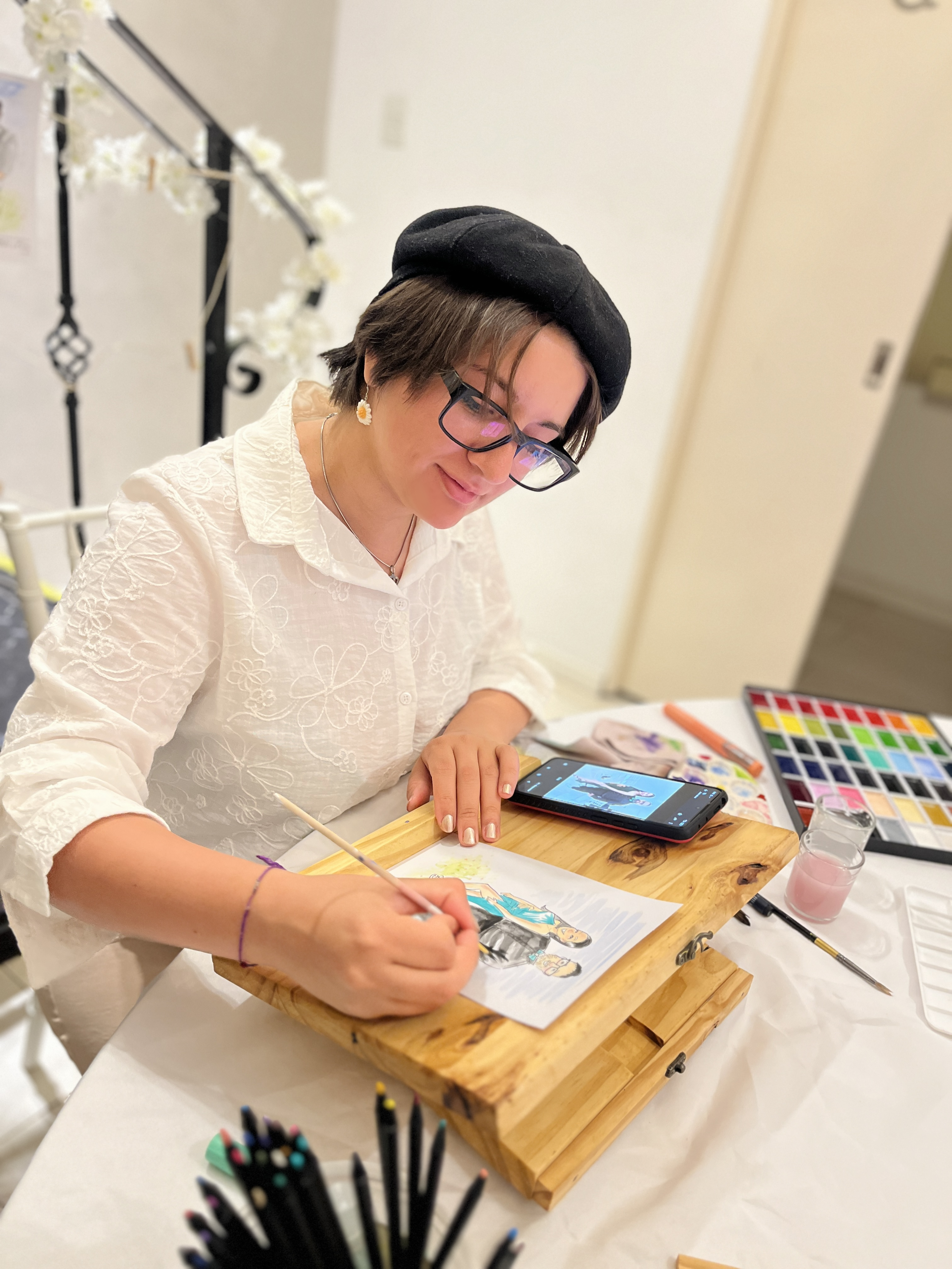 Artista pintando retratos en acuarela durante un evento