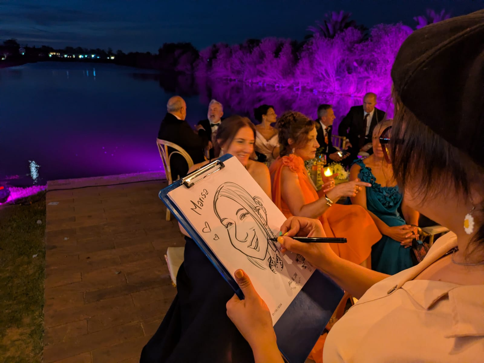 Caricaturista dibujando en vivo durante una fiesta