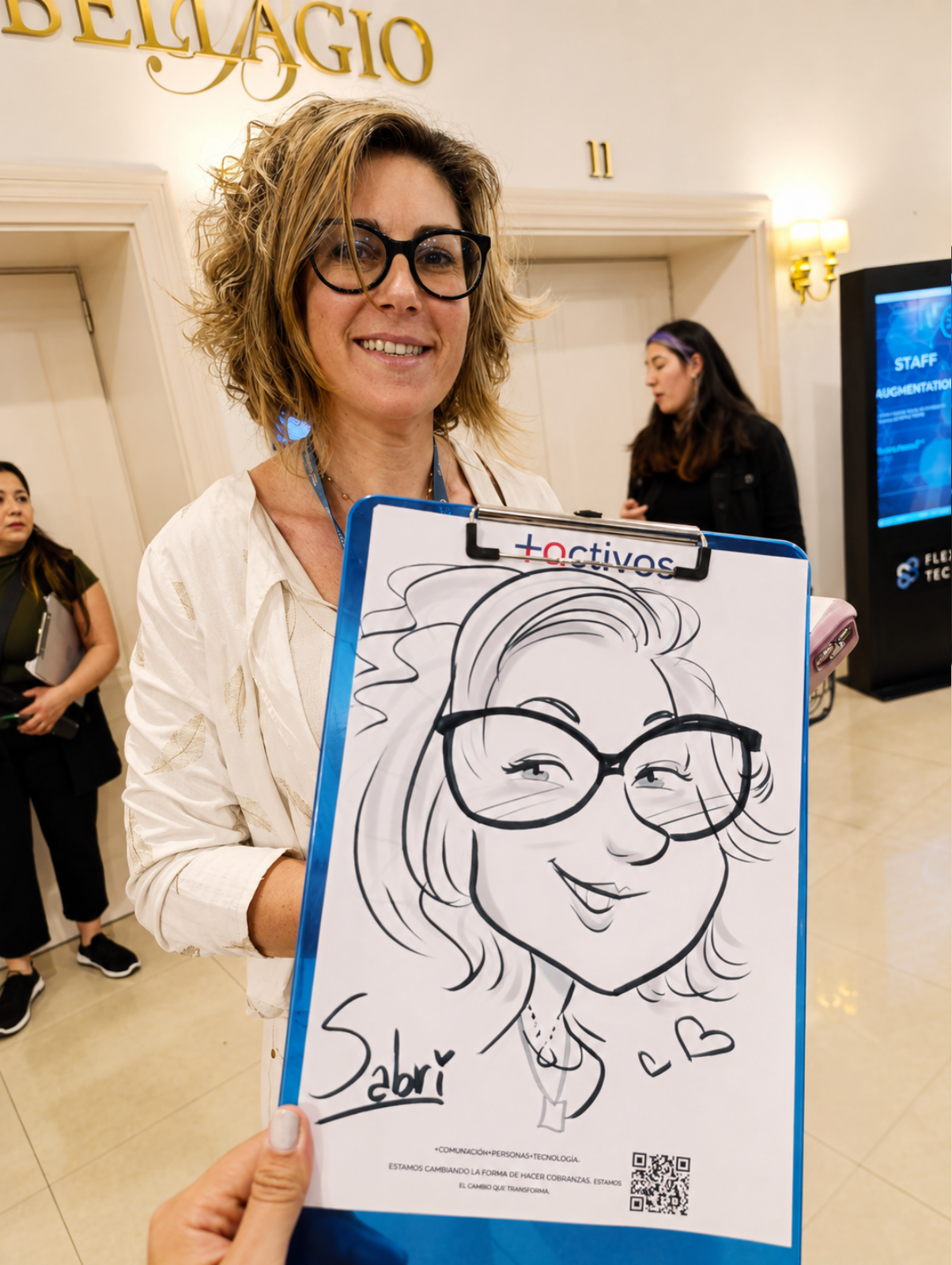 Invitada mostrando su caricatura en el hotel Bellagio