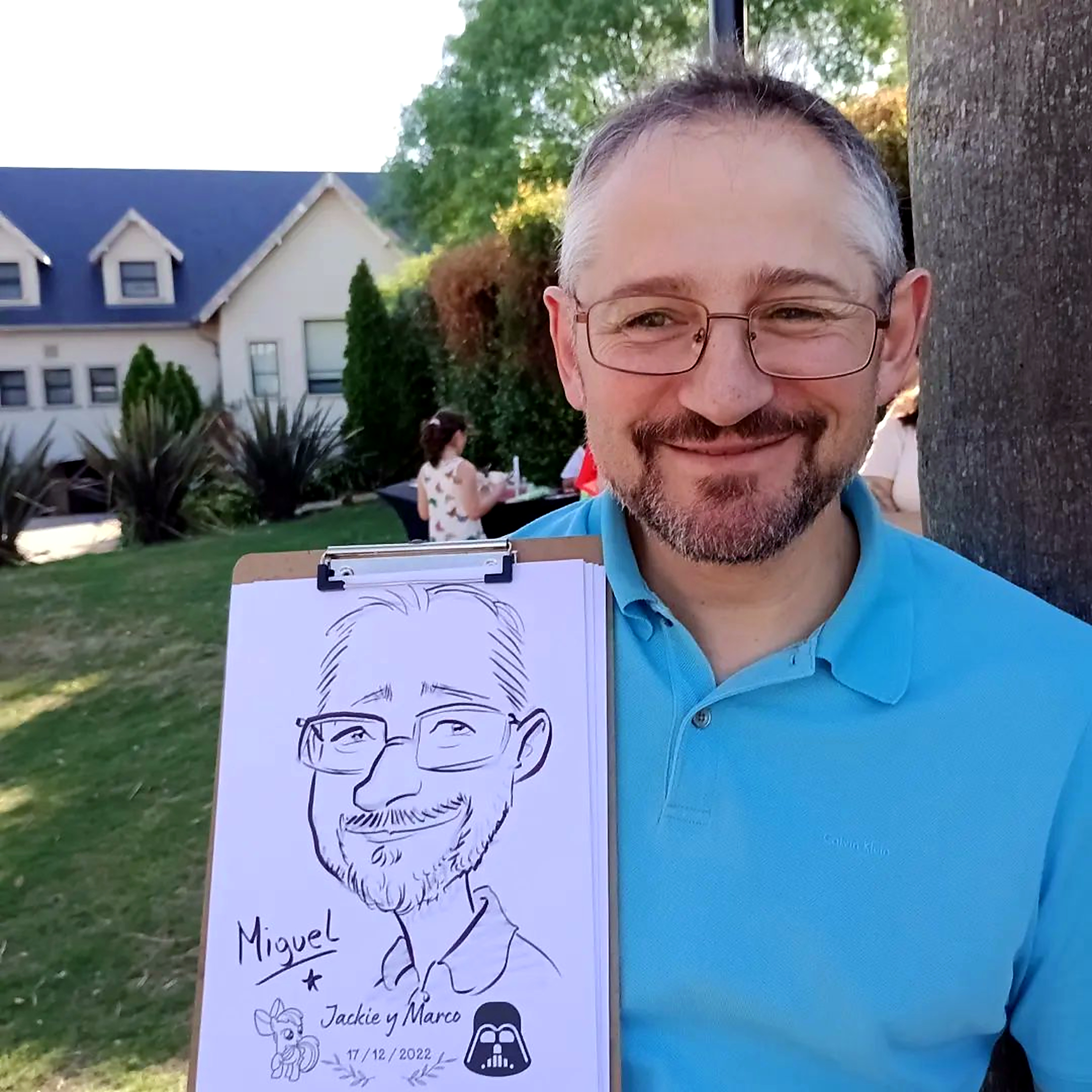 Invitado mostrando su caricatura realizada en vivo