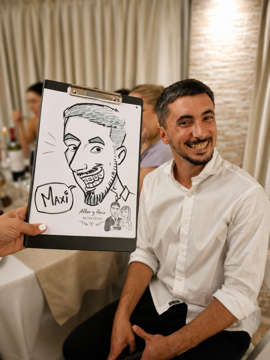 Invitado sonriendo junto a su caricatura