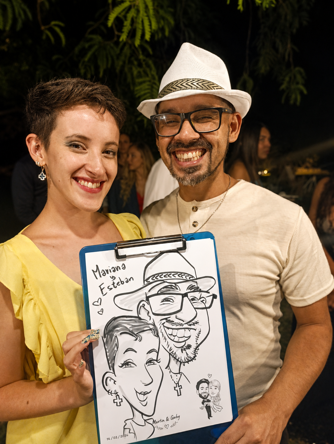 Pareja mostrando su caricatura en un evento