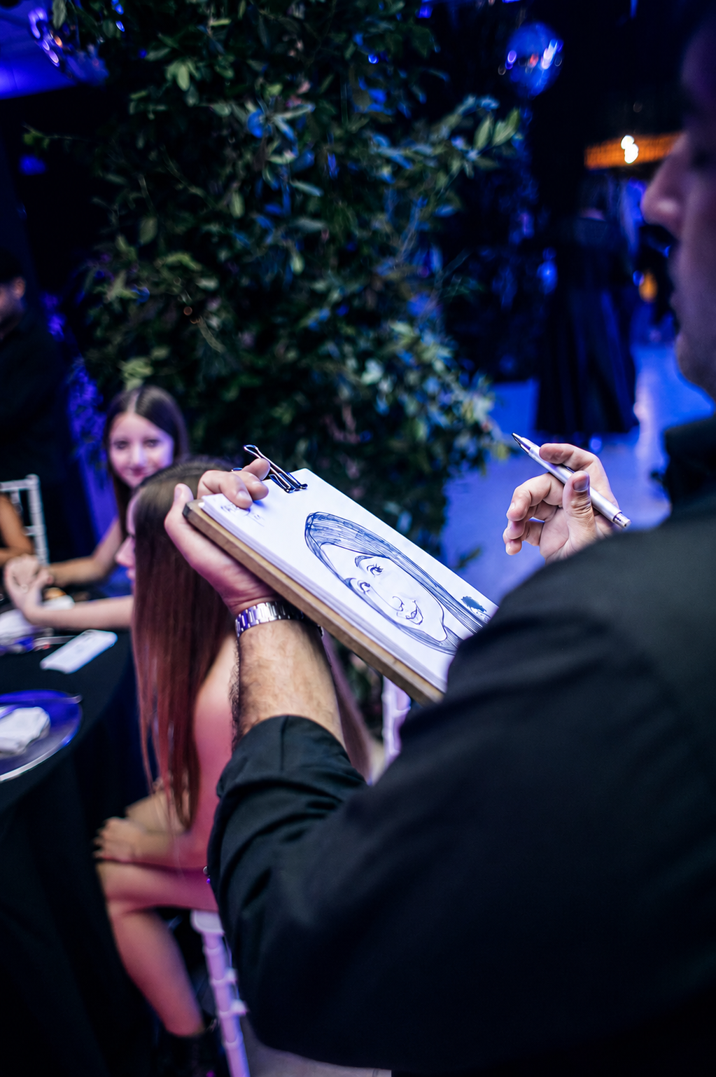 Caricaturista dibujando en vivo durante una celebración