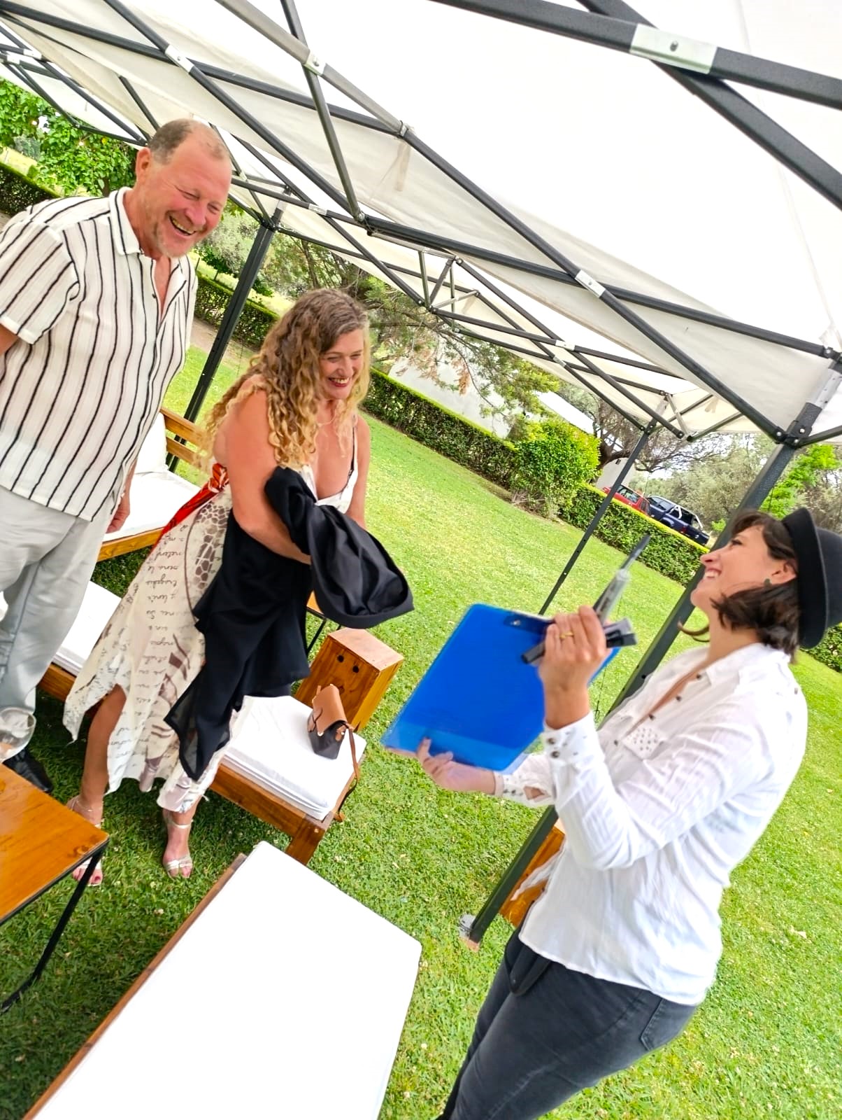 Nadine compartiendo el retrato con los invitados