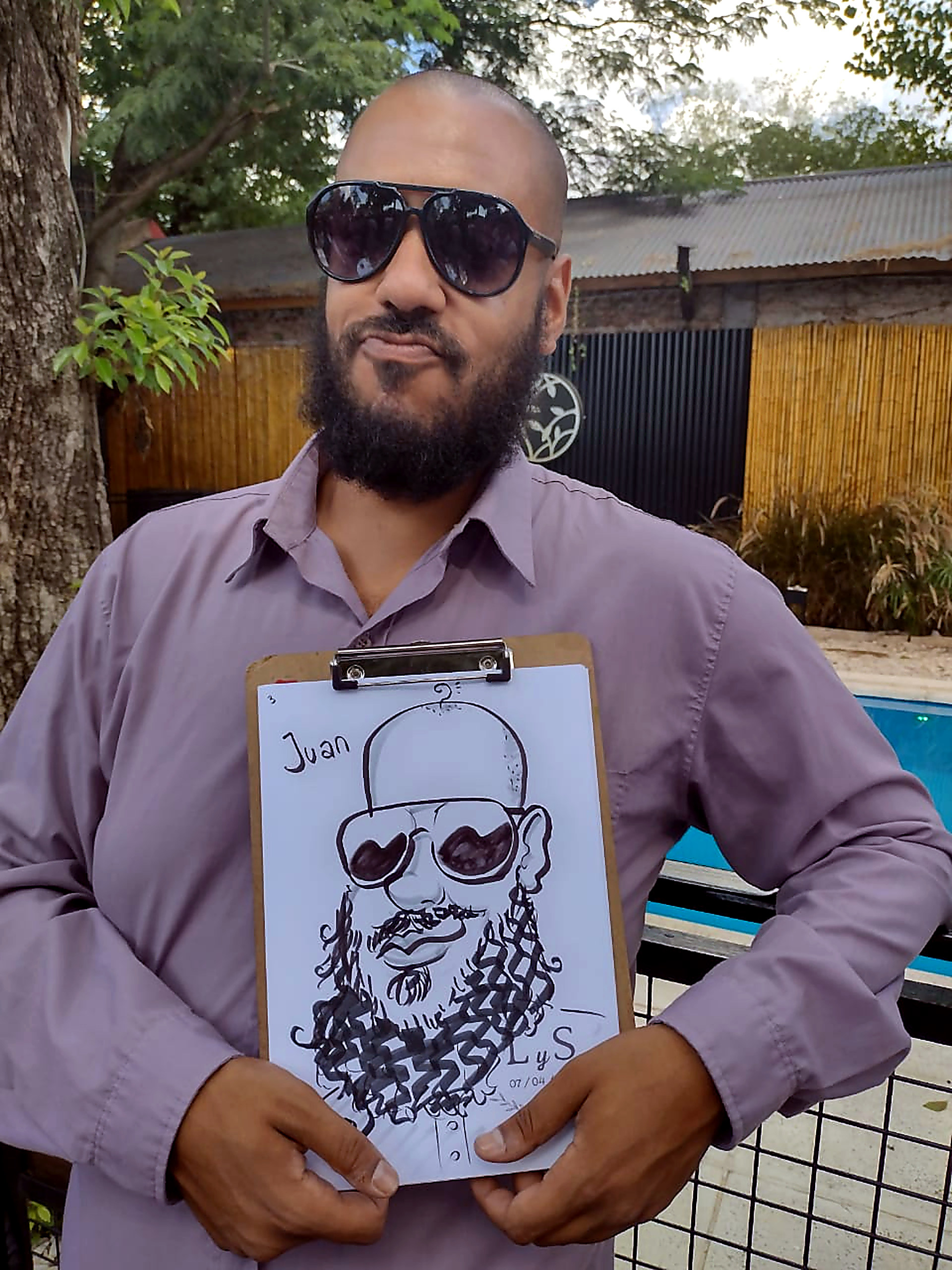 Invitado posando con su caricatura personalizada