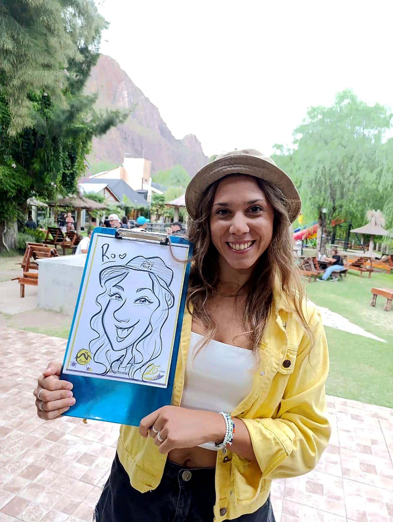 Invitada mostrando su caricatura al aire libre