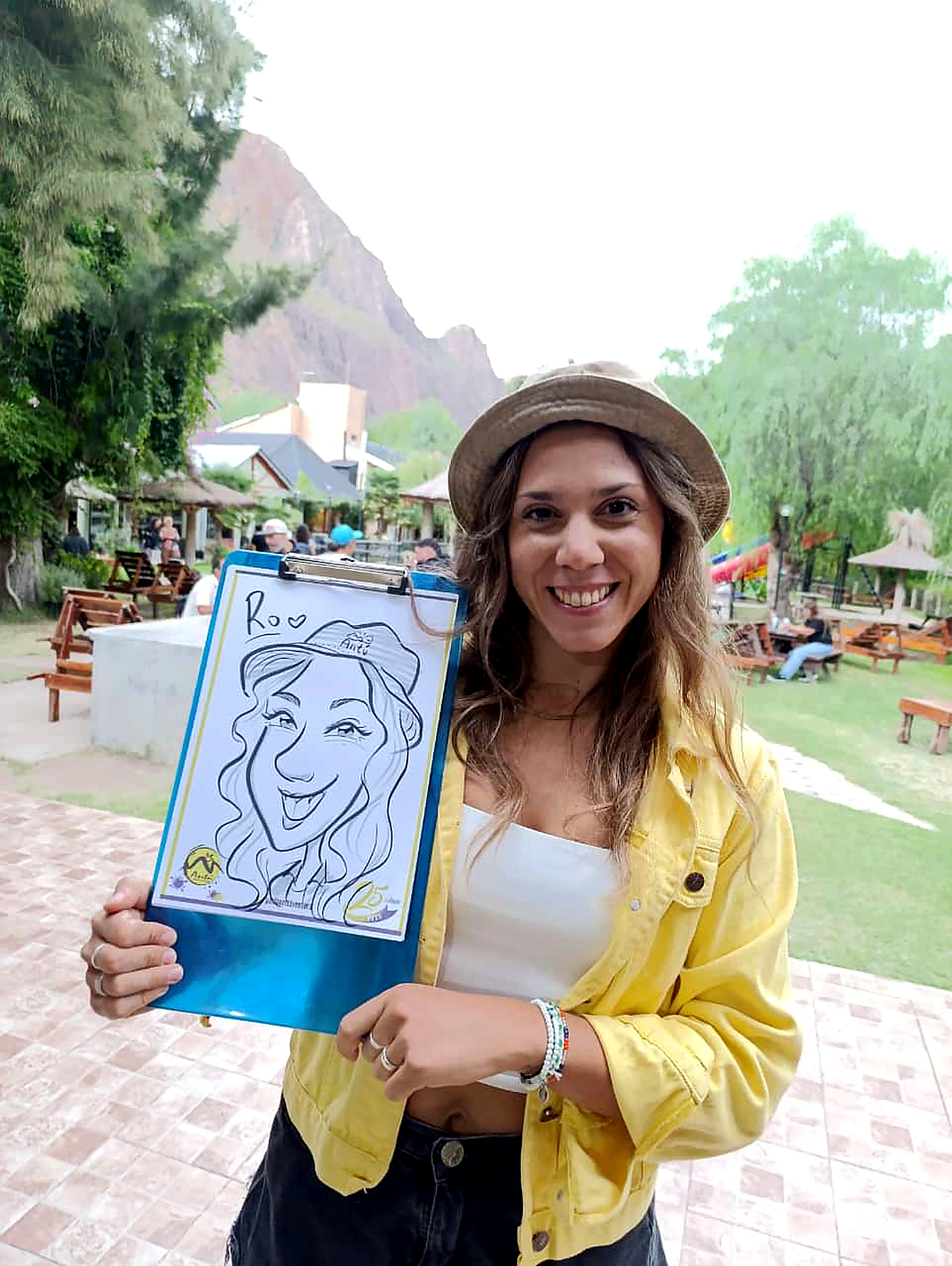 Invitada mostrando su caricatura al aire libre