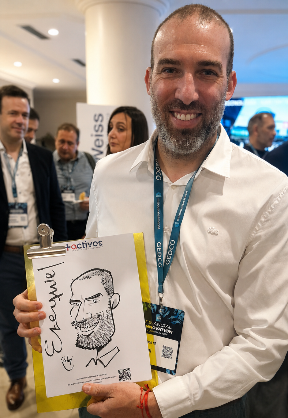 Invitado de un evento corporativo mostrando su caricatura