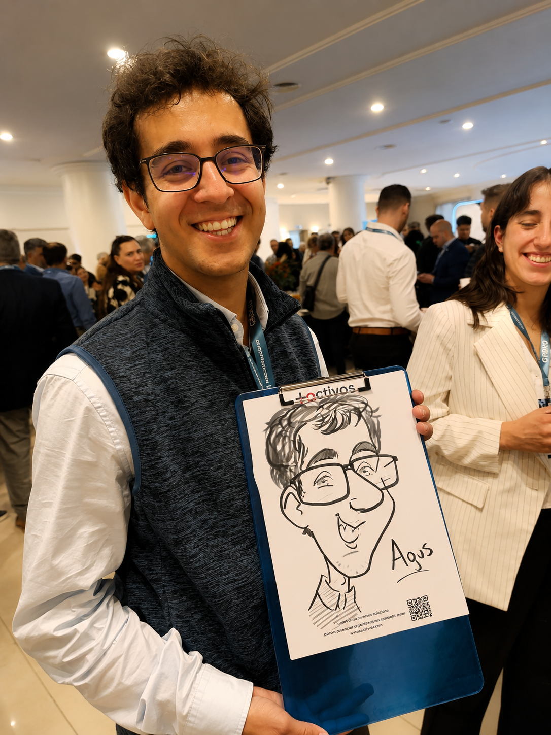 Invitado sonriendo con su caricatura en un evento corporativo