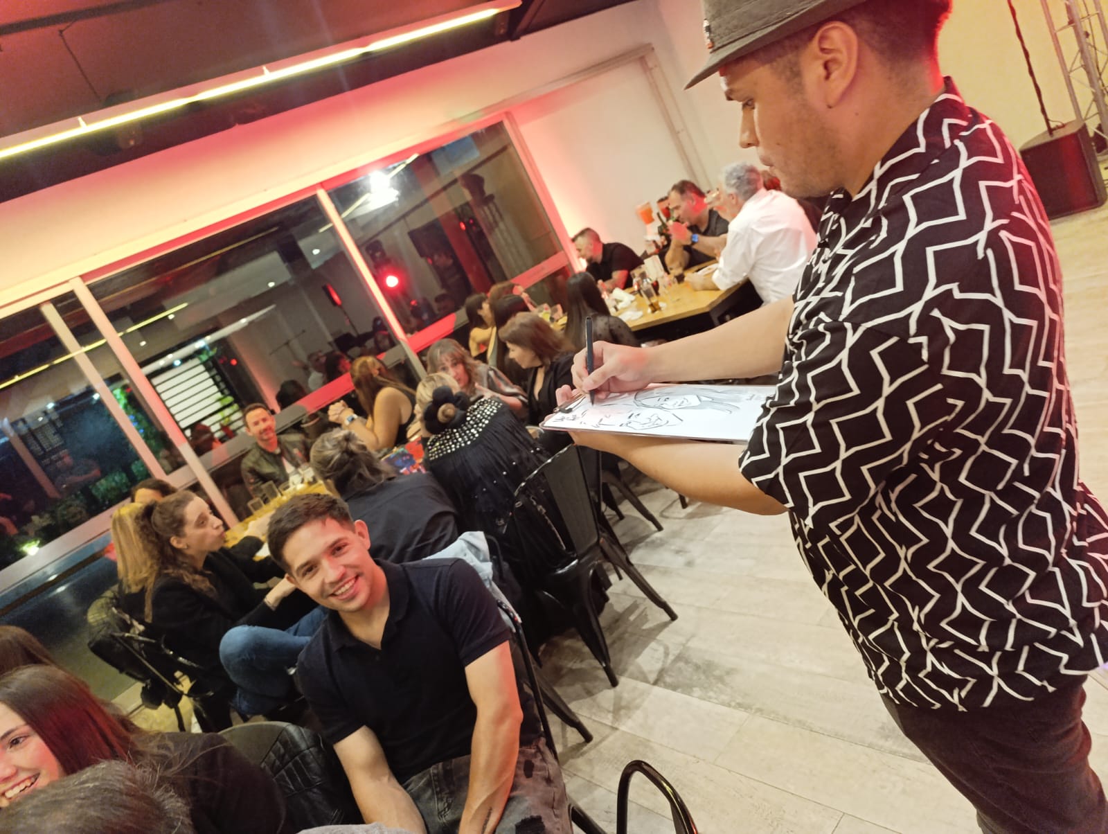 Lucas realizando una caricatura durante un evento