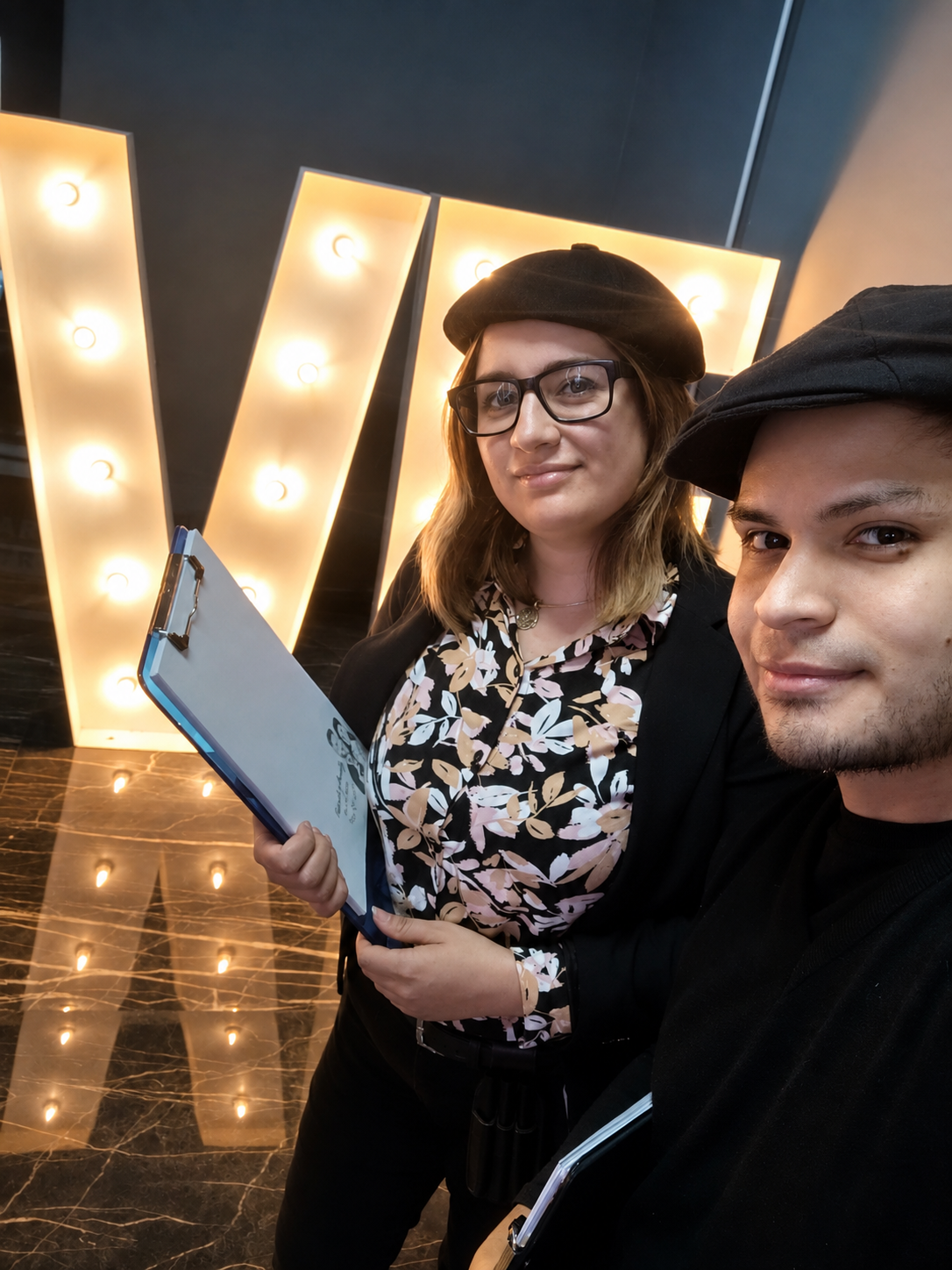Nadine y Lucas preparados para dibujar en un evento