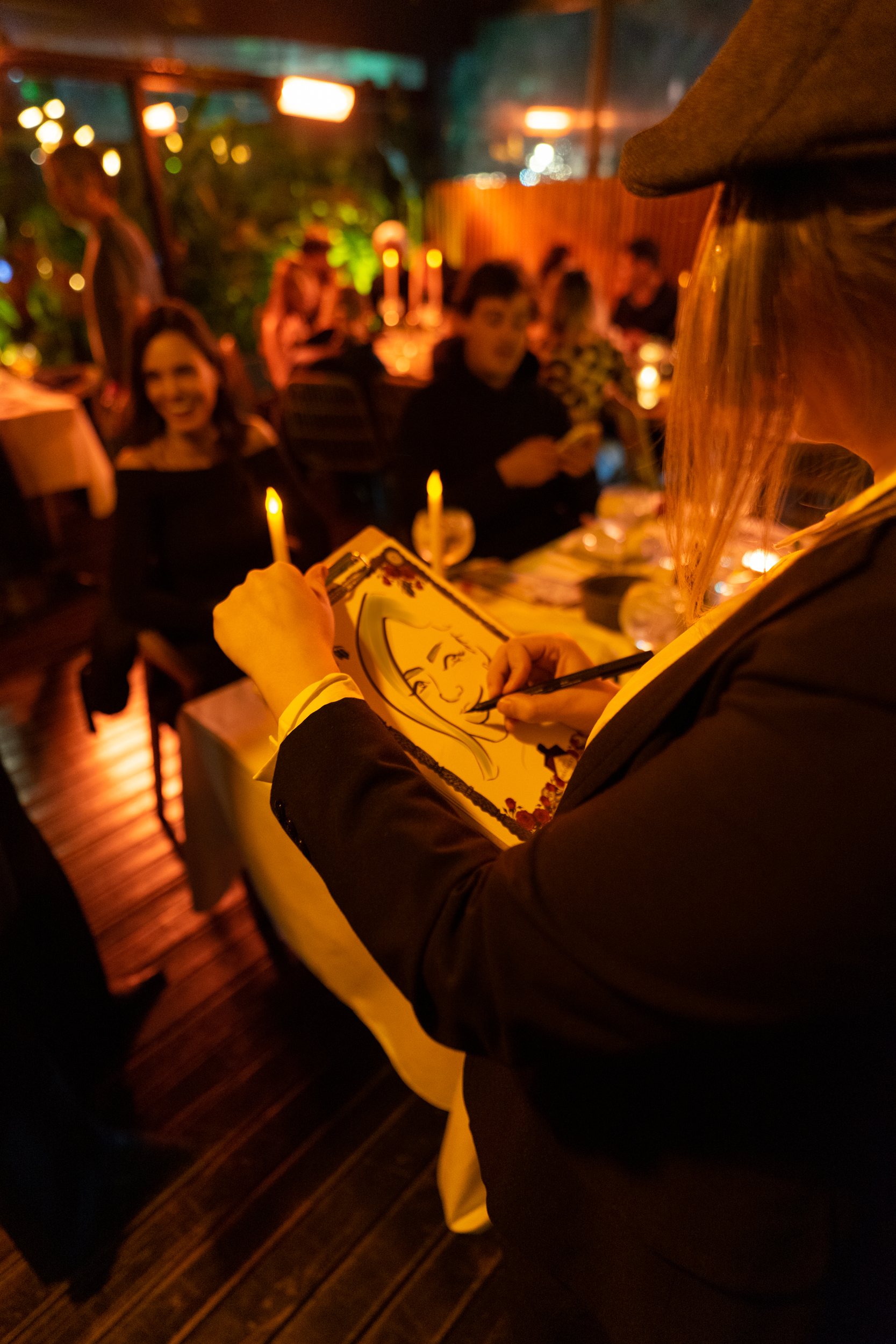 Caricaturista dibujando en vivo durante un evento de gala